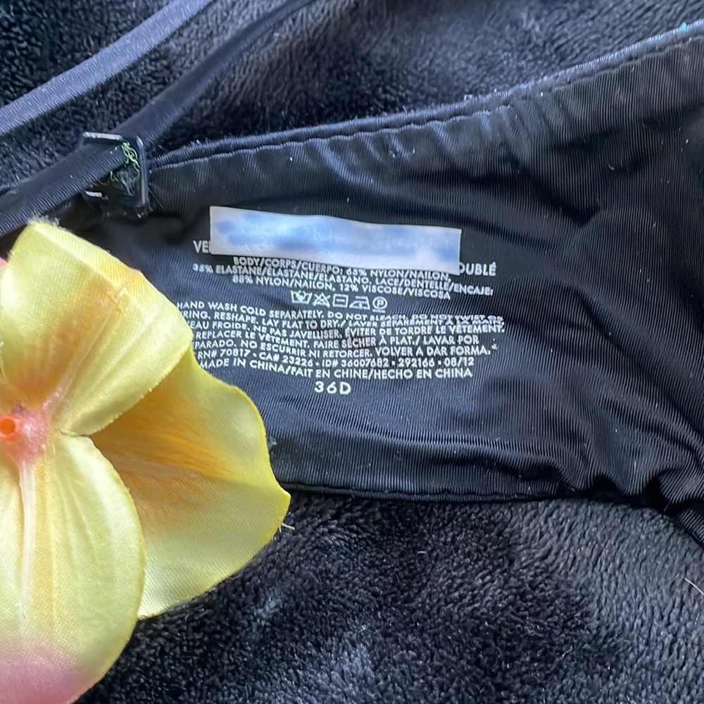 Victoria Secret Very Sexy Black and Gold 36D Bra - Picture 3 of 3